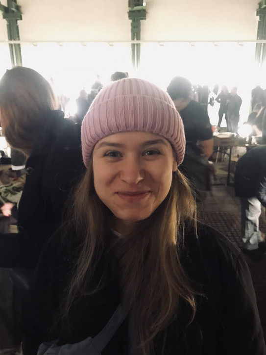 Profilfoto Lilly Hier sieht man die Studentin lächelnd mit einer Mütze auf dem Kopf.