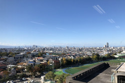 Blick über die Stadt mit blauem Himmel