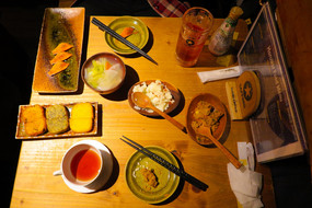 Zusehen sind verschiedene Ainu-Gerichte