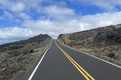 Highways der USA Hier sieht man eine breite amerikanische Straße.