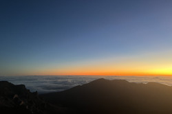Sonnenaufgang am Vulkan auf Maui, Hawaii Hier sieht man einen Sonnenaufgang. Oben ist der Himmel tiefblau und unten gelb/orange.