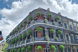 French Quarter Hier sieht man ein Gebäude, das mit Pflanzen behangen ist.