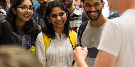 Come2Campus smiling international students to whom something is explained