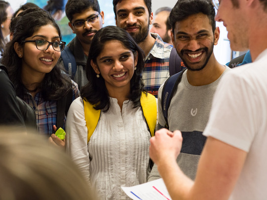 Come2Campus smiling international students to whom something is explained