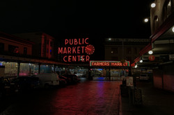 Public Market Center Hier sieht man ein Neonschild, auf dem in rot "Public Market Center" steht