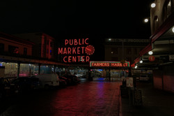 Hier sieht man ein Neonschild, auf dem in rot "Public Market Center" steht