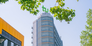 Ein Bild des Mathetowers inklusive TU-Logo vor blauem Himmel. 