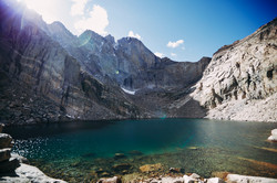 Lake2 Zusehen ist ein See und im Hintergrund ein Berg