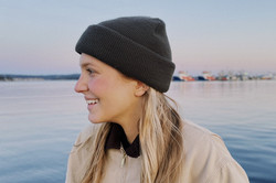 Lisa S. abends am Hafen