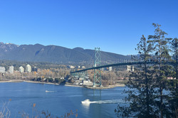 Stanley Park Hier sieht man eine Brücke über dem Meer bei blauem Himmel.