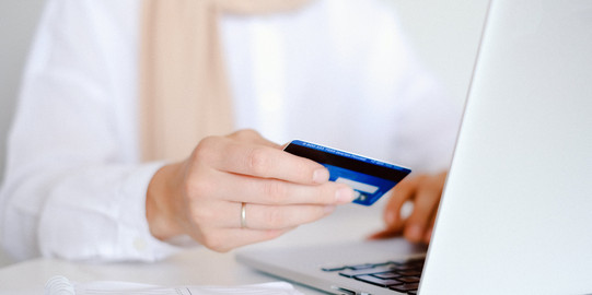 Bankkonto Person hält Bankkarte