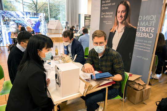 Gesprächssituation bei der Internationalen Karrieremesse