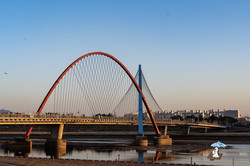 Expo Brücke Hier sieht man die Expo Brücke - eine große Brücke, die kuppelartig geformt ist.