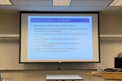 Hier sieht man ein Whiteboard, an das eine Powerpoint Präsentation angeschlagen ist. 