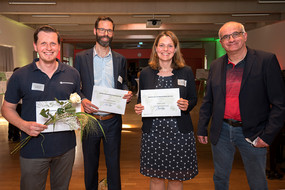 Prof. Manfred Bayer, Rektor der TU Dortmund, beglückwünscht die Vertreter*innen der Gewinnerprojekte.