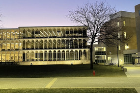 Die Irwin Library ist eine der zwei Bibliotheken auf dem Campus der Butler University und hat einen Brunnen im Erdgeschoss.