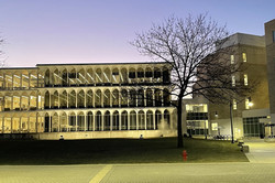 Die Irwin Library ist eine der zwei Bibliotheken auf dem Campus der Butler University und hat einen Brunnen im Erdgeschoss.