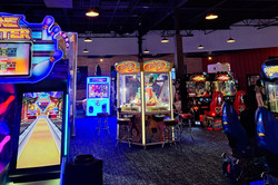 Arcade Hier sieht man eine bunte Spielhalle.