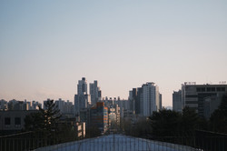 Aussicht auf die Stadt mit hohen Gebäuden und klarem Himmel im Hintergrund. 