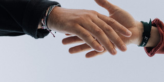 Reaching hands Zwei Hände berühren sich