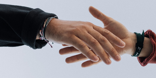 Zwei Hände berühren sich