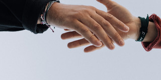 Reaching hands Zwei Hände berühren sich