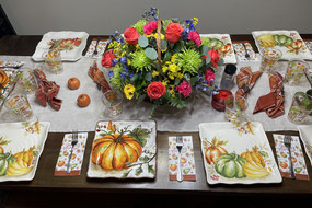 Auf dem Bild sieht man ein gedeckten Tisch für Thanksgiving