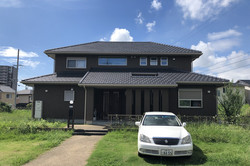 großes japanisches Wohnhaus mit blauem Himmel