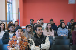Eine Gruppe internationaler Studierender hört bei einem Vortrag im IBZ zu