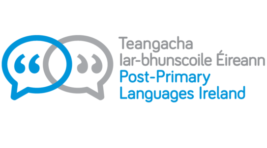 2 Sprechblasen auf der linken Seite mit Anführungszeichen in der Mitte. Die Anführungszeischen sehen aus wie Augen. Dazu der Schriftzug in Irisch und Englisch: Teangacha lar-bhunscoile Éireann / Post-Primary Languages Ireland