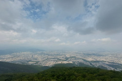 Zu sehen ist die Aussicht vom Cerro de la Silla auf Monterrey.