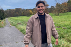 Bild von Aykut auf einem Feldweg. 