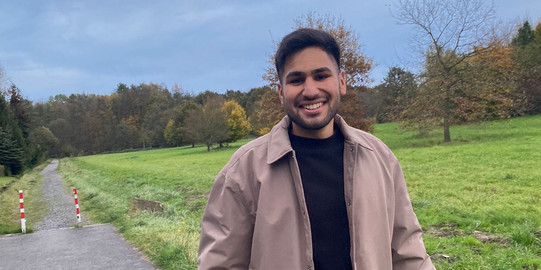 Bild von Aykut auf einem Feldweg. 
