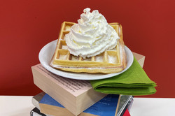 Eat & Read Waffel mit Sahne auf Bücherturm