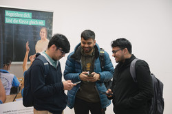 3 internationale Studierende unterhalten sich