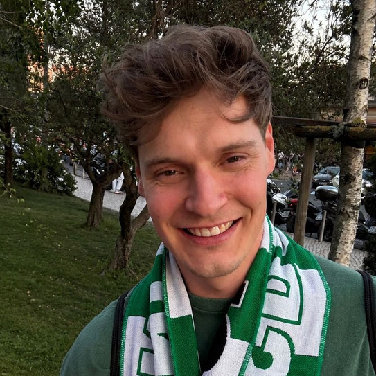 Tobias Schmidt Selfie von jungem Mann mit Mannschaftsschal