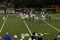 Football Game Das Bild zeigt den Blick auf ein Spielfeld, auf dem American Football gespielt wird.