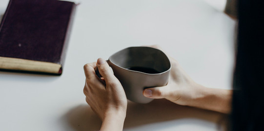 Zwei Menschen am Tisch mit einer Teetasse