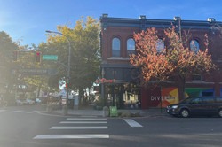 Downtown Bellingham Hier sieht man eine Straße und ein Gebäude, auf dem "Diversity" steht.