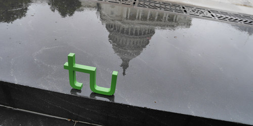 TU Logo vor dem US-Kapitolgebäude