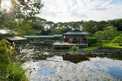 Shirotori Garden Tea House mit Teich davor