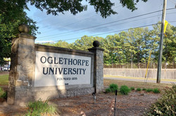 Eingangsschild Oglethorpe University Hier sieht man das Eingangsschild der Universität, auf dem der entsprechende Name steht.