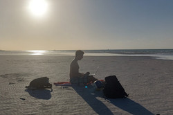 Evidences Auf dem Bild sieht man Jonas B. wie er am Strand sitzt