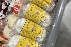 Deutscher Christstollen in einem Einkaufswagen. 