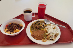 Frühstück Cafeteria Hier sieht man ein Frühstückstablet mit Kaffee, Saft, Obst und etwas Brei.