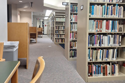 Bibliothek Hier sieht man mehrere Bücherregale und Lernplätze.