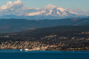 View vom the Water on the City of Bellingham with Mountains in the Background