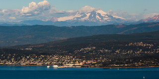 Blick vom Wasser auf die Stadt Bellingham mit Bergen im Hintergrund