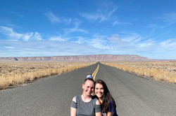 Lydia und eine Freundin auf einer leeren Straße in der Wüste
