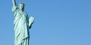 Freiheitsstatue vor blauem Himmel
